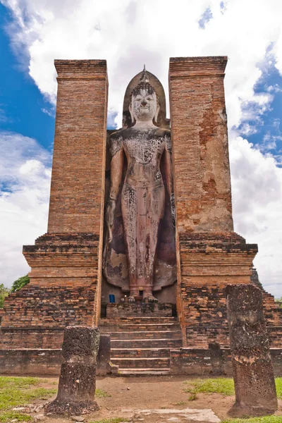 Stoi posąg Buddy pionowe — Zdjęcie stockowe