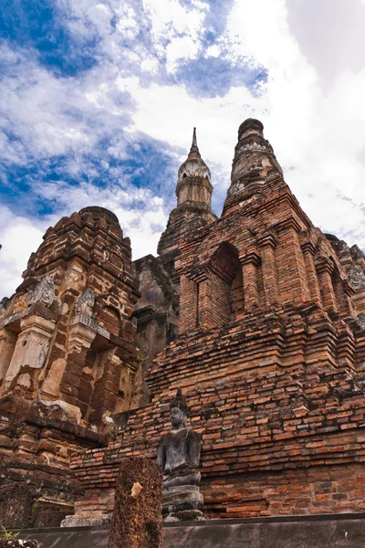 Pagodes de ruína em sukhothai inclinado à esquerda — Fotografia de Stock