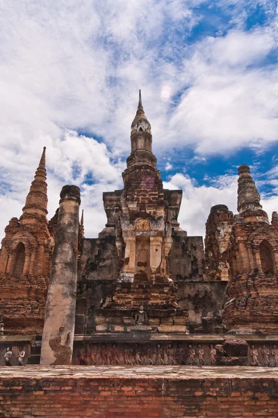 Ruin pagodas in sukhothai far front — Stock Photo, Image