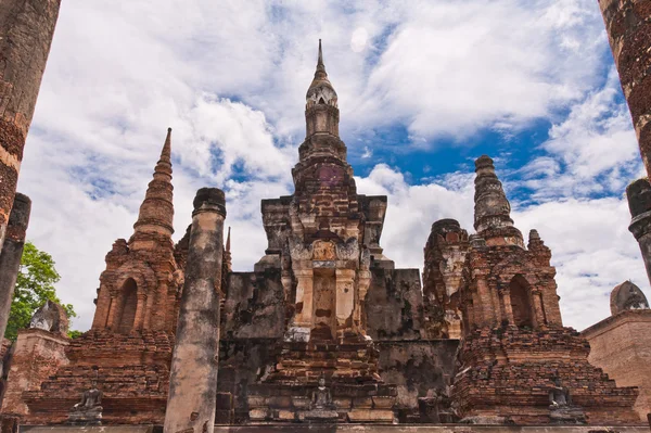 Ruin pagodas in sukhothai front overall — Stock Photo, Image