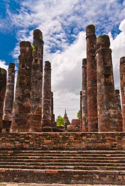 Förstöra pelare av antika tempel i sukhothai — Stockfoto