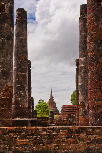 Ruin pillars and pagoda in sukhothai — Stock Photo, Image