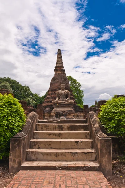 Buddha statue in front of pagoda in sukhothai — Stock Photo, Image