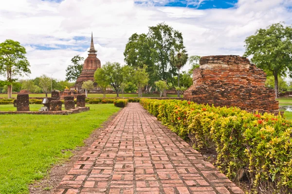Walk path to ruin pagoda in sukhothai — Stock Photo, Image