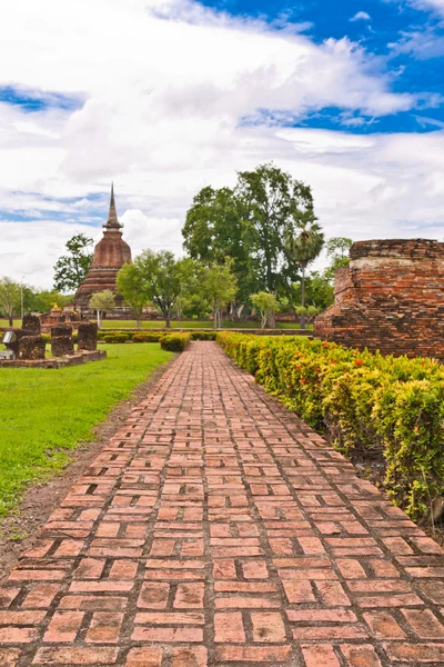Walk path to ruin pagoda in sukhothai vertical — Stock Photo, Image