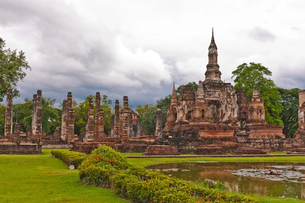 Overall of wat mahatat and lake in sukhothai — Stock Photo, Image