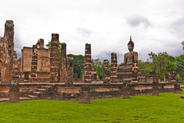 Gesamtbild der Ruine der buddhistischen Kirche in Sukhothai — Stockfoto