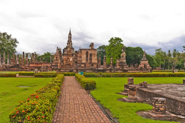 Complessivamente di wat mahatat e passerella nel sukhothai — Foto Stock