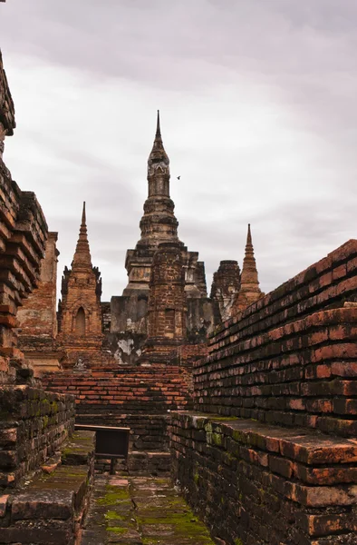 Zřícenina a staré pagody v sukhothai — Stock fotografie