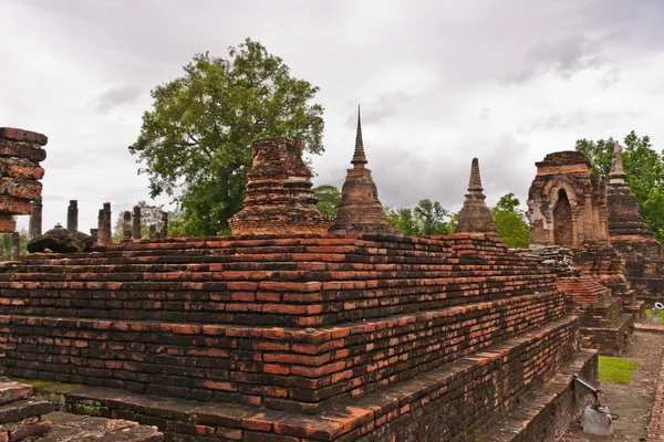 Zřícenina a starobylé pagoda na vyvýšenině v sukhothai — Stock fotografie