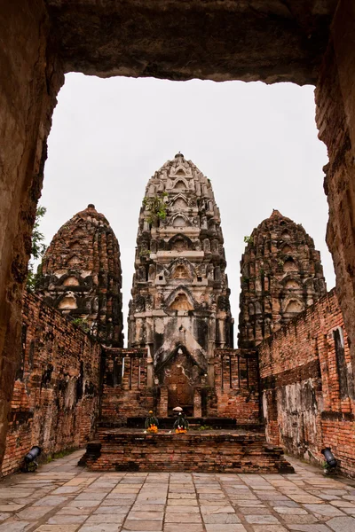 Drie pagodes achter de deur in sukhothai — Stockfoto