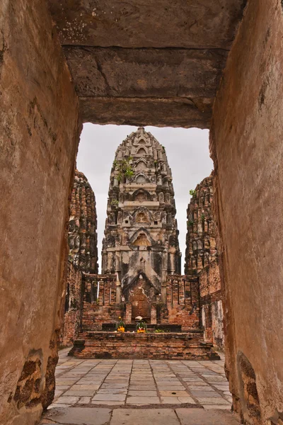 Pagodes achter de deur in sukhothai — Stockfoto