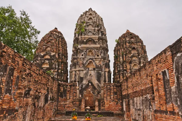 Ensemble de trois pagodes à sukhothai — Photo