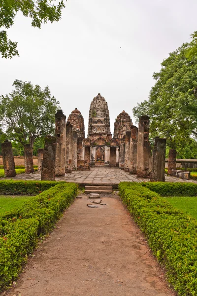 Ensemble de trois pagodes et passerelle en sukhothai vertical — Photo