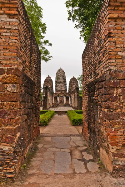 Conjunto de três pagodes atrás da parede no topo sukhothai — Fotografia de Stock