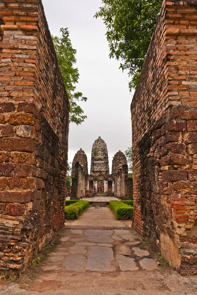 Set of three pagodas behind wall in sukhothai vertical — Stock Photo, Image