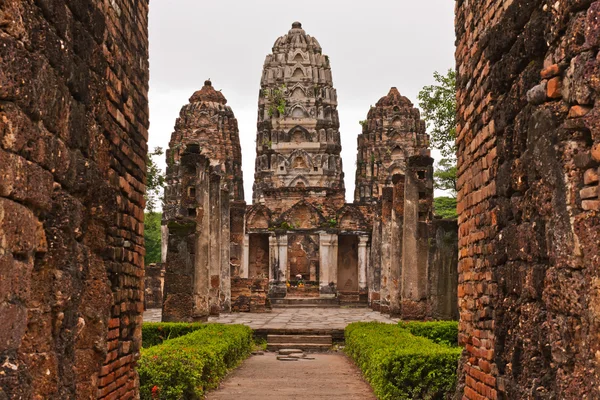 Set of three pagodas behind wall in sukhothai — Stock Photo, Image