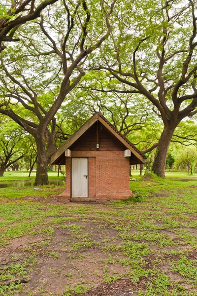 公園内のれんが造りの小屋 — ストック写真