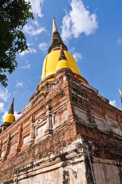 Ruïne pagode in ayutthaya vanaf onderkant — Stockfoto