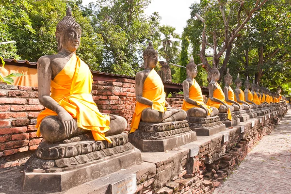 Ruína estátuas de Buda em linha — Fotografia de Stock