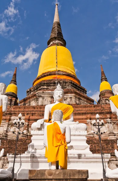 Budda posąg i ruiny pagoda w ayutthaya — Zdjęcie stockowe