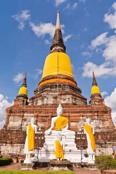 Conjunto de estátua de Buda e arruinar pagode em Ayutthaya — Fotografia de Stock