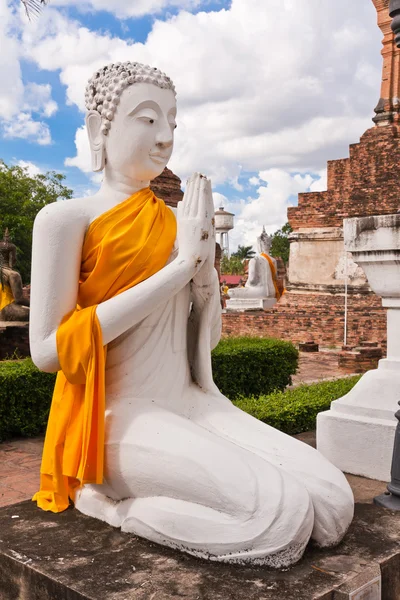 Orando estátua de Buda de lado — Fotografia de Stock