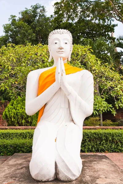 前面的祈祷佛雕像。 — 图库照片