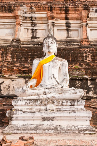 Statue de Bouddha devant la pagode — Photo