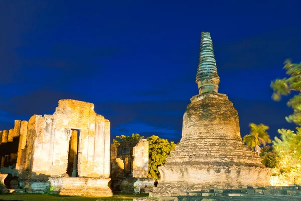 Zřícenina pagoda v ayutthaya v soumraku — Stock fotografie