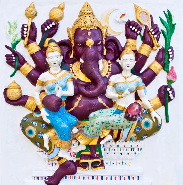 Ganesha violet à huit mains avec des anges sur le mur blanc — Photo