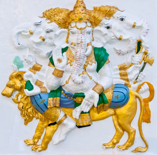 Vier Köpfe ganesha Reiten Löwe auf weißer Wand — Stockfoto
