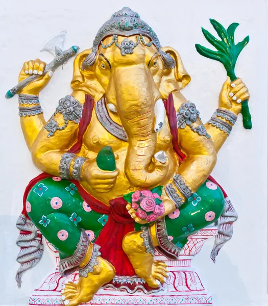 Ganesha dourada com armas na parede branca — Fotografia de Stock