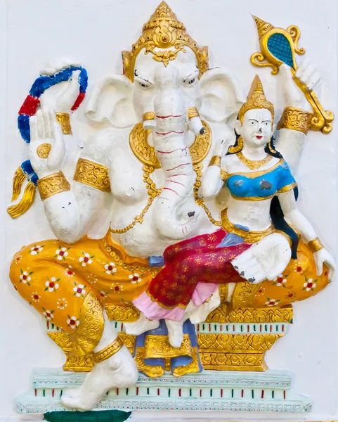 Ganesha vestidos dourados com anjo na parede branca — Fotografia de Stock