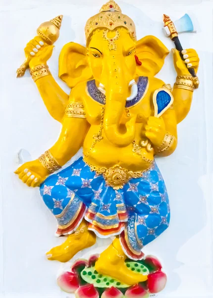 Goldener Ganesha steht auf Lotus — Stockfoto