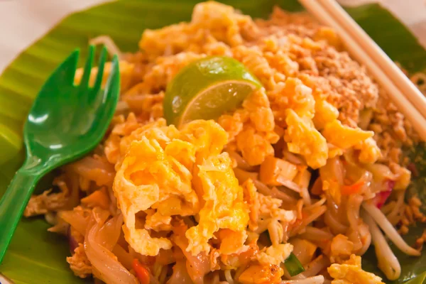 Padthai on banana leaf closed up tilted out — Stock Photo, Image