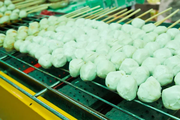 Gehaktballen grillen op metaal kachel gekanteld uit — Stockfoto