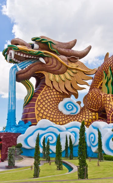 Statue dragon d'or verticale — Photo