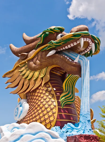 Cabeça de estátua de dragão dourado — Fotografia de Stock