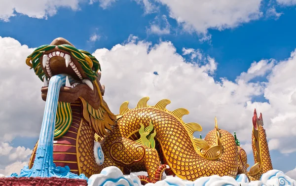 Estatua de dragón dorado desde el frente —  Fotos de Stock