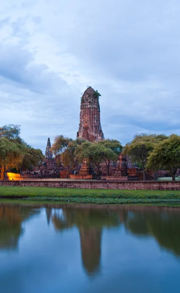 Temple de ruine à Ayutthaya avec lac horizontal — Photo