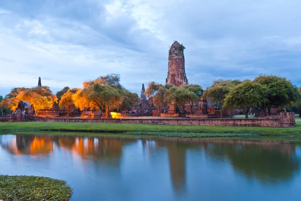 Ruin temple in Ayutthaya with lake — Stock Photo, Image