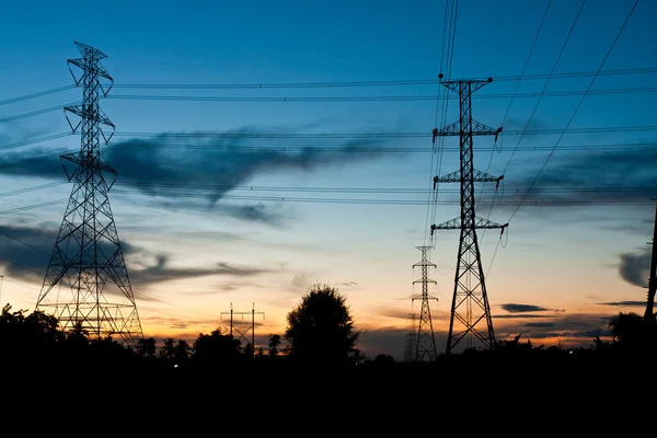 Postes de electricidad en el crepúsculo — Foto de Stock