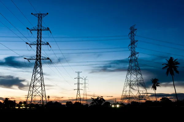 Elektrik direkleri, twilight saat — Stok fotoğraf