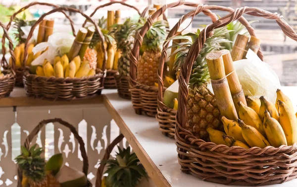 Fruits in basket on shelves — Stock Photo, Image