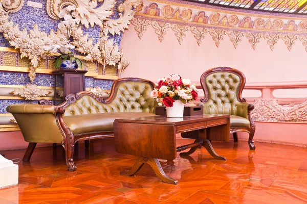 Πράσινος δερμάτινος καναπές και ξύλινο τραπέζι — Φωτογραφία Αρχείου