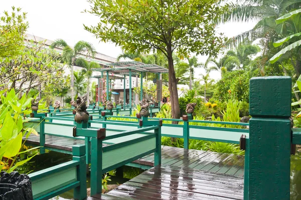 Деревянный мост в зеленом парке нормальный — стоковое фото