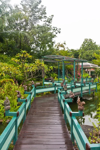 Holzbrücke im grünen Park senkrecht — Stockfoto