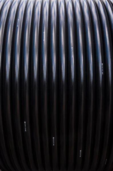 Черный электрический кабель в вертикальной катушке — стоковое фото