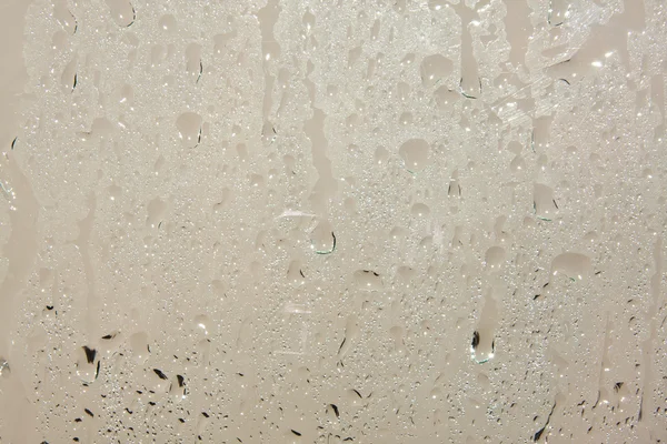 아래 유리 흐름에 빗방울 — 스톡 사진